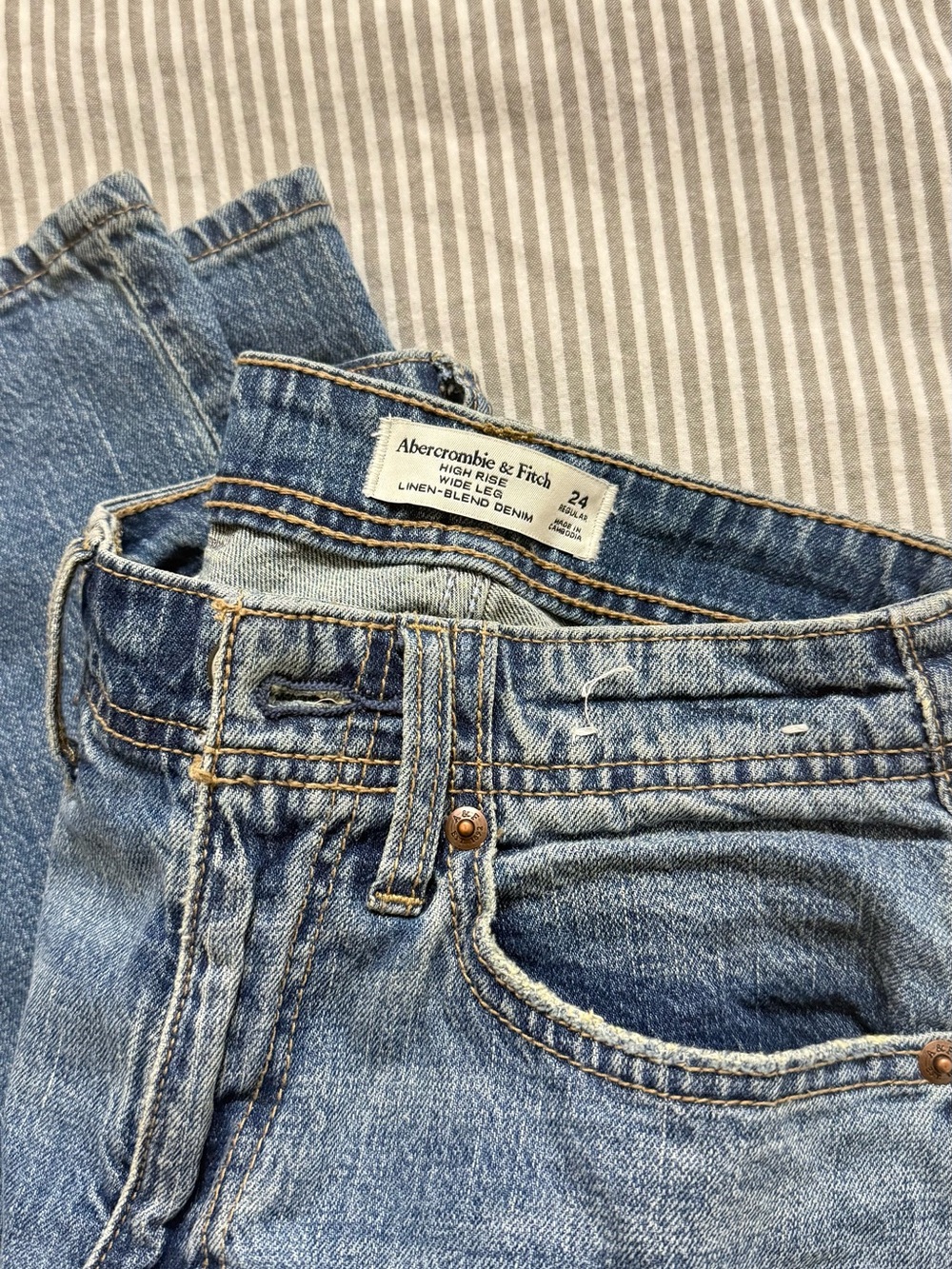 Abercrombie & Fitch High-Rise Wide Leg Jeans - Light Blue Wash